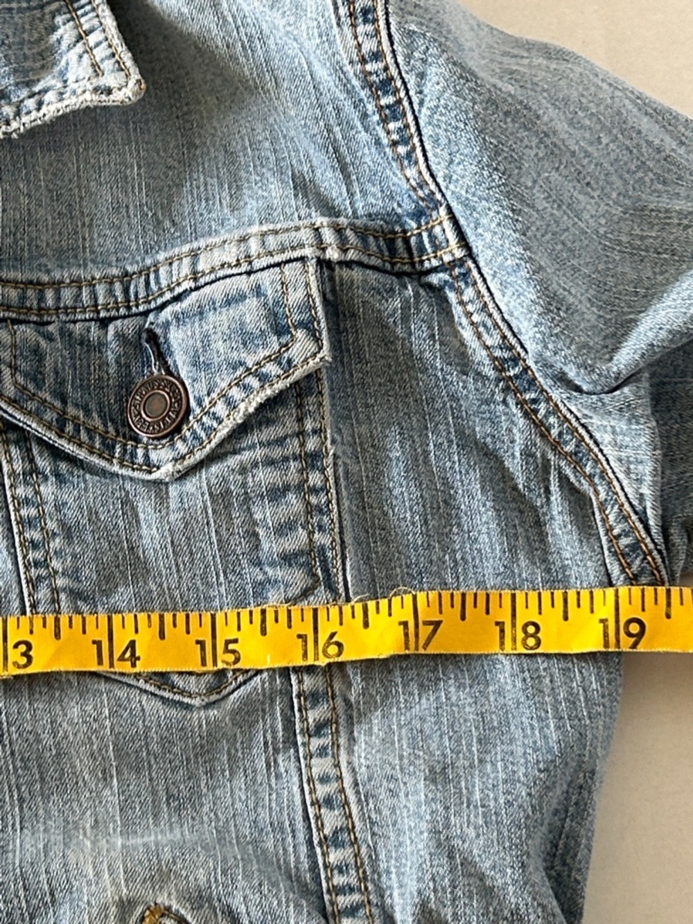LEVI’S VINTAGE CROPPED DISTRESSED LIGHT BLUE TRUCKER JACKET SIZE SMALL - Picture 7 of 11